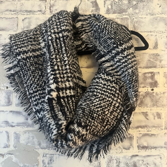 Accessories - Black & White Houndstooth Plaid Checked Scarf